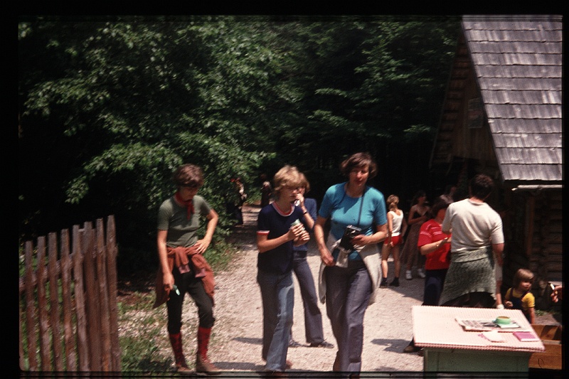 21.Tscheppaschlucht jul 1978 Mama,Brigitte,Marion,Peter.JPG
